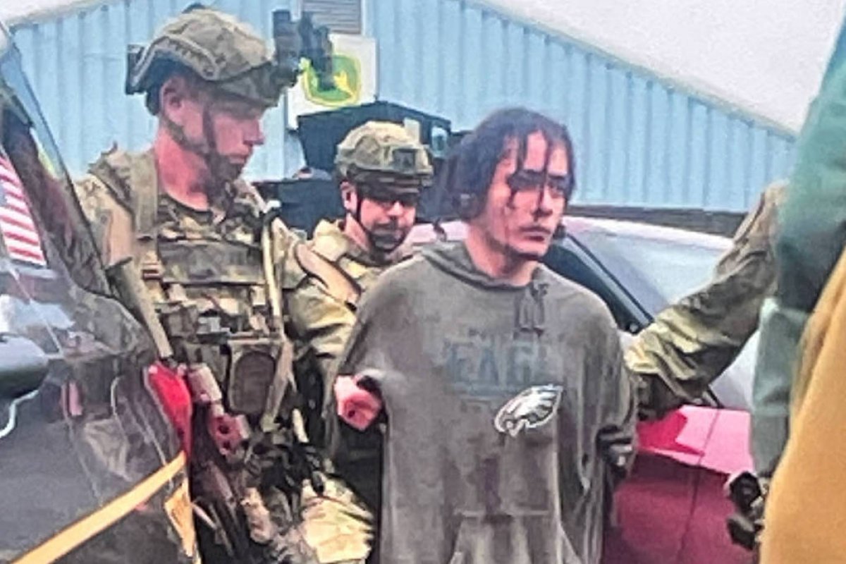 Foto de policiais ao lado de Danilo Cavalcante seria considerada irregular no Brasil