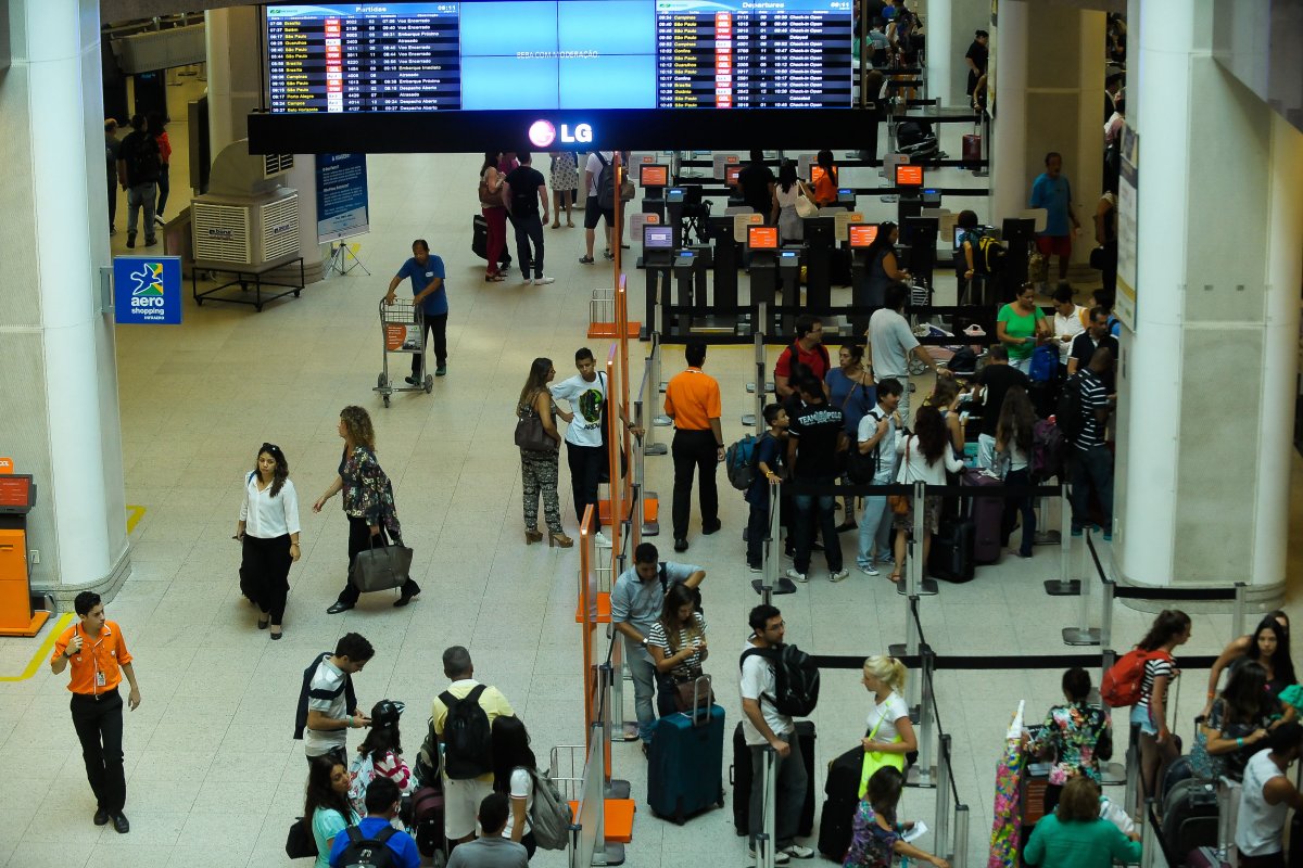 Atrasos e cancelamentos de voos atingem 2 milhões de passageiros em agosto no Brasil