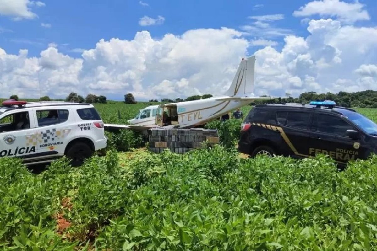 FAB cerca avião e PF prende piloto com 500 quilos de cocaína