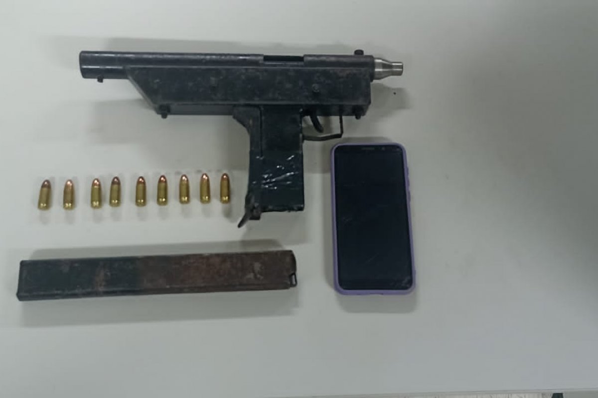 Submetralhadora é apreendida com quinto suspeito localizado após confronto no bairro de Valéria
