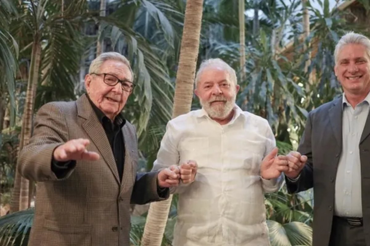 Lula encontra Raul Castro e atrasa voo para NY; a visita não fazia parte da agenda
