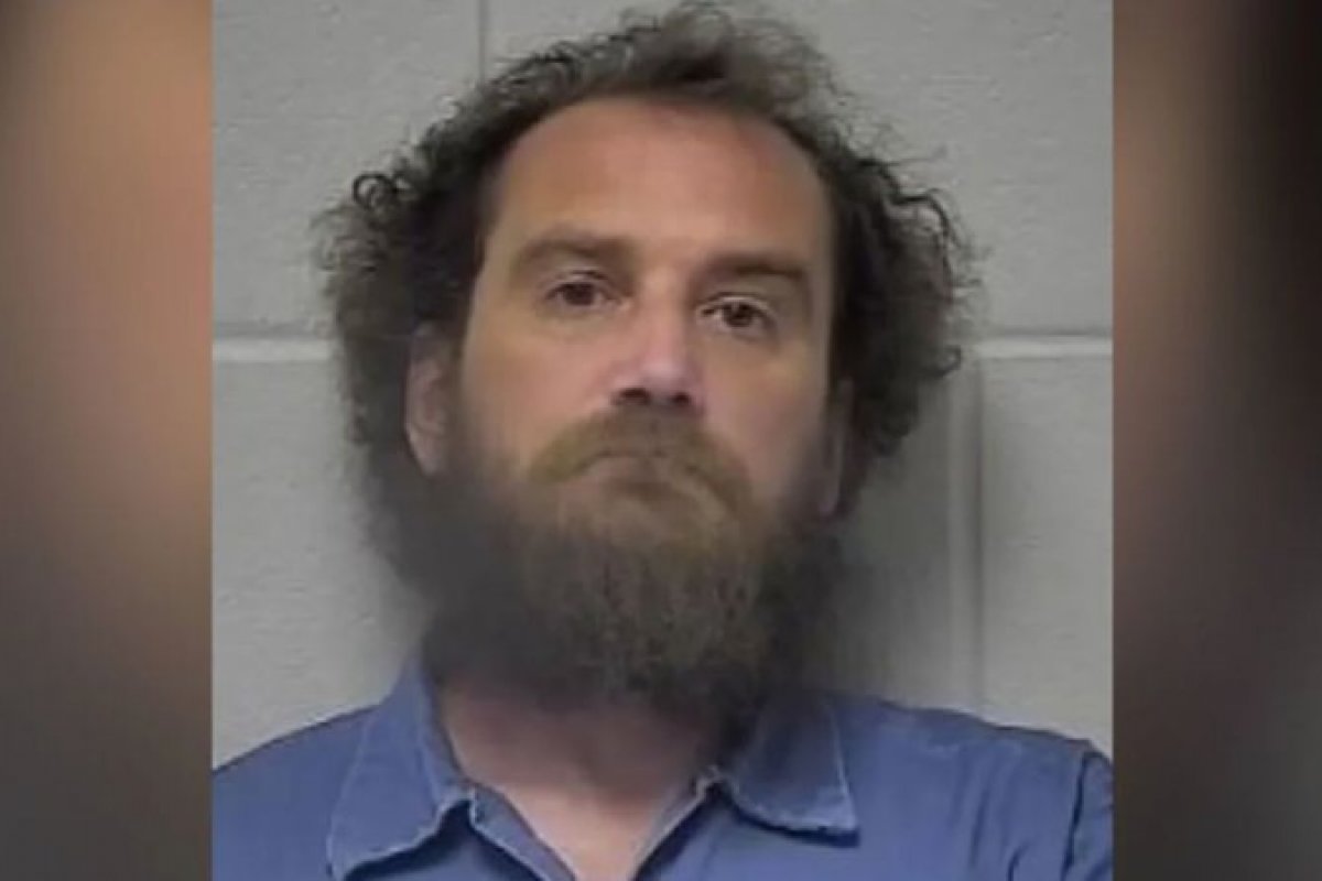 Homem é preso após policia encontrar restos humanos decorando seu apartamento nos EUA