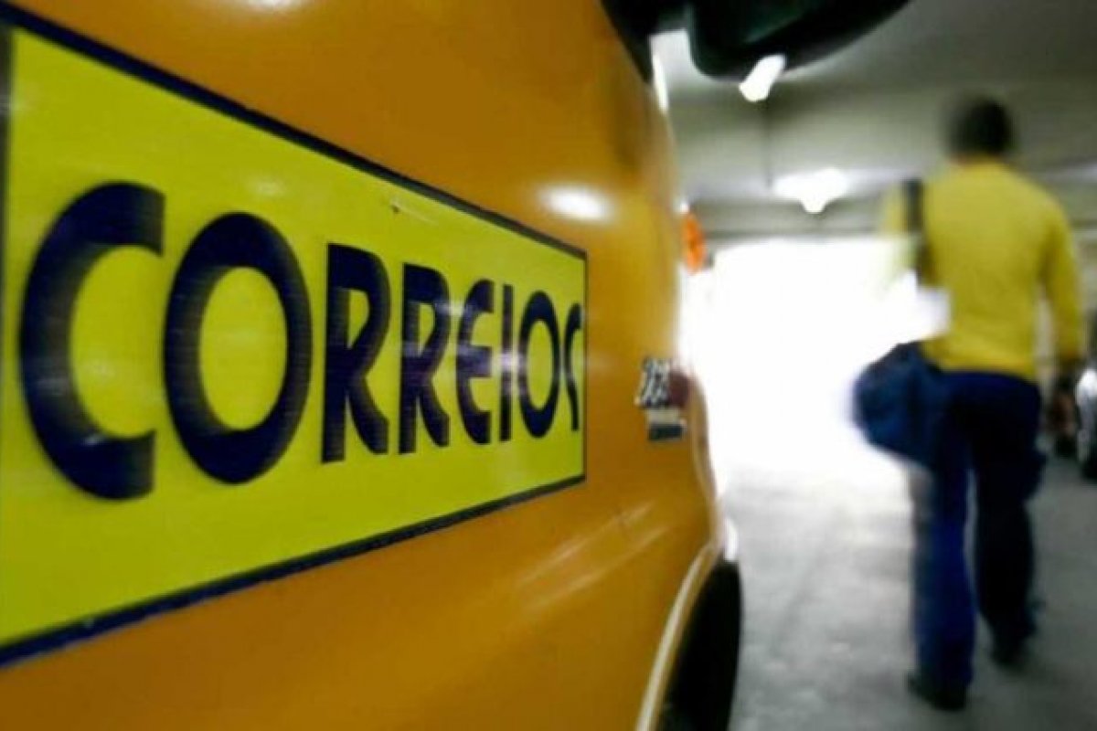 Privatização dos Correios é uma das "mais importantes" do governo, diz Bolsonaro