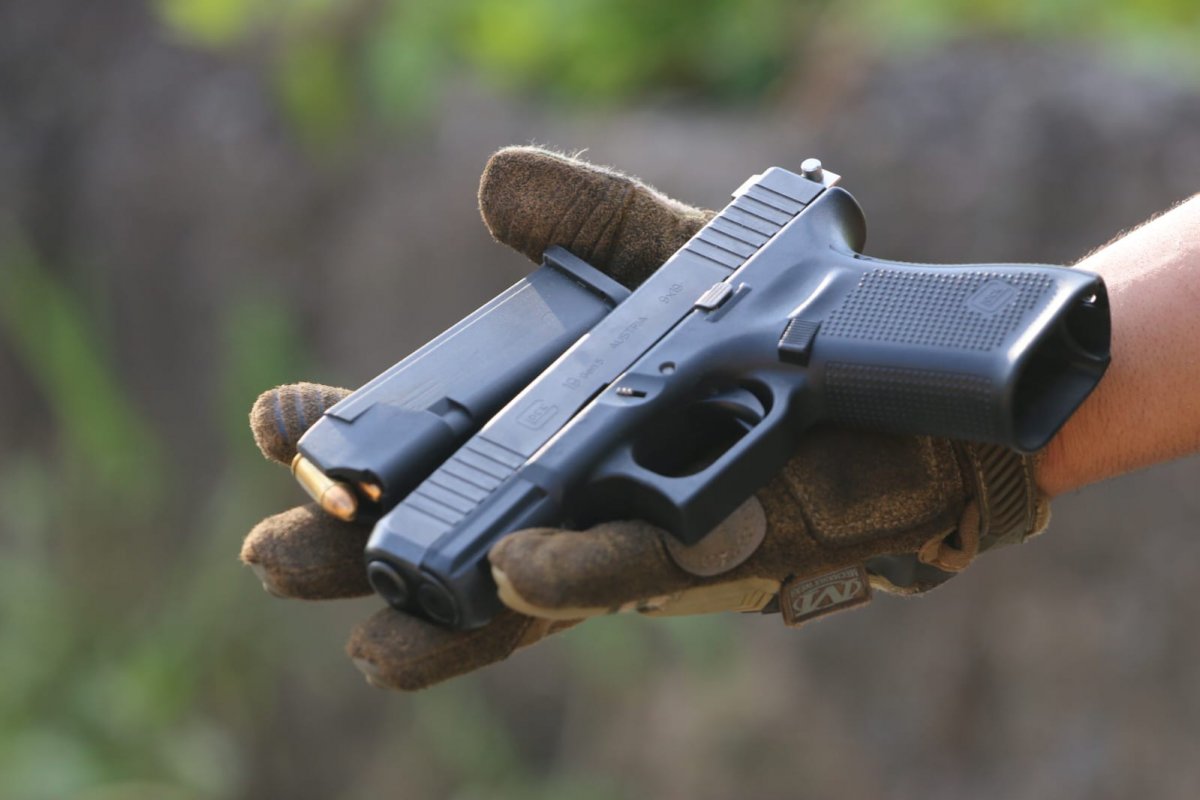 Pistola, rádios comunicadores e munição de fuzil são encontrados em esconderijos de facção