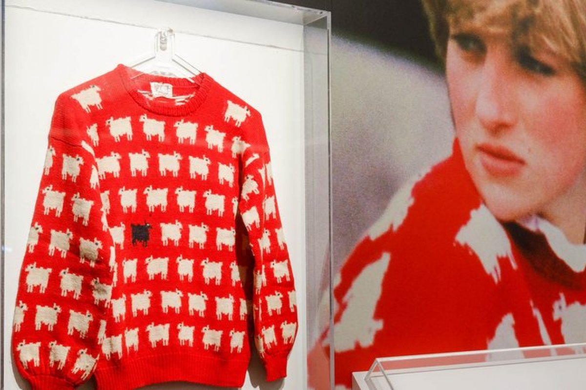 Suéter icônico da princesa Diana, com estampa de ‘ovelha negra’, é vendido em leilão. Saiba o valor;