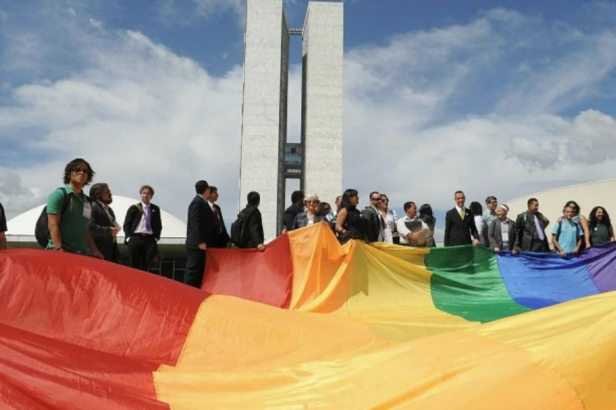 Comissão da Câmara retoma discussão de projeto que impede casamento entre pessoas do mesmo sexo