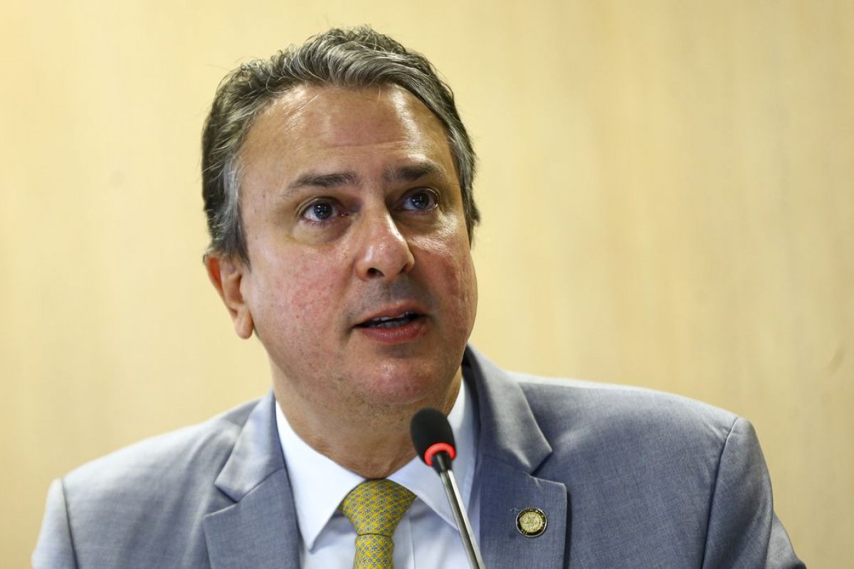 Ministro confirma aumento de português e matemática no ensino médio