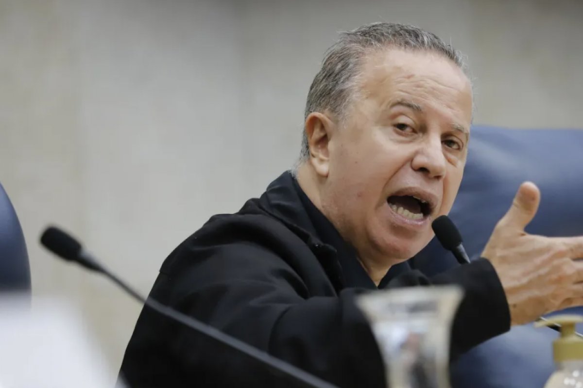 Câmara Municipal de SP cassa Camilo Cristófaro por racismo