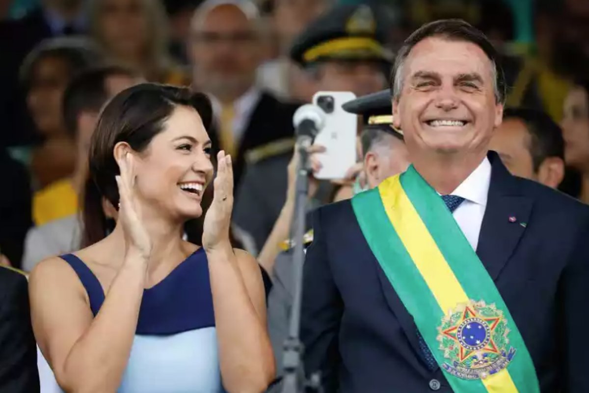 Defesa de Bolsonaro e Michelle recorre à decisão de Moraes que negou acesso ao depoimento de Cid