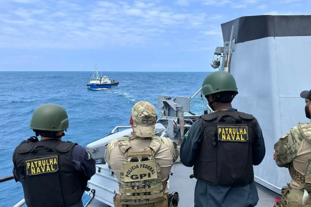Marinha e Polícia Federal apreendem mais de 3 toneladas de cocaína durante operação na costa nordestina