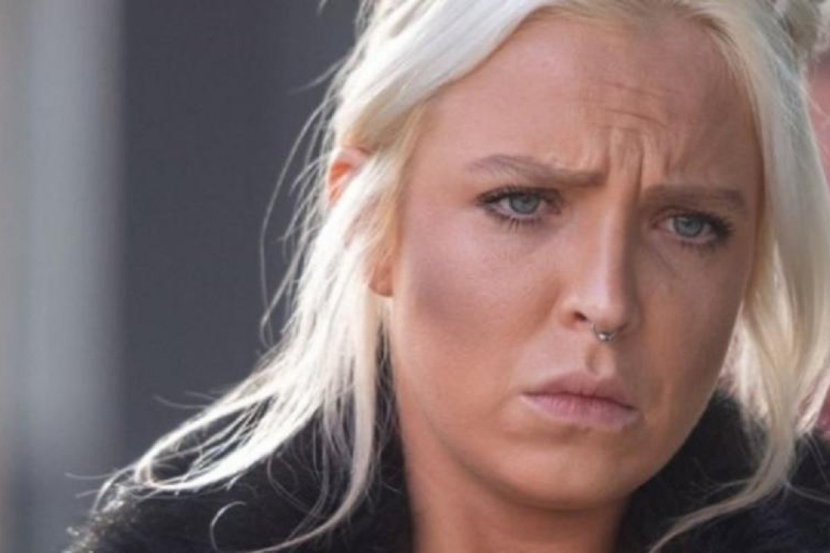 Mulher que tentou abrir porta de avião durante voo será julgada