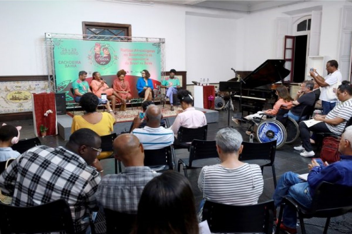 FLICA anuncia programação e confirma presença da nigeriana Oyèrónkẹ Oyěwùmí