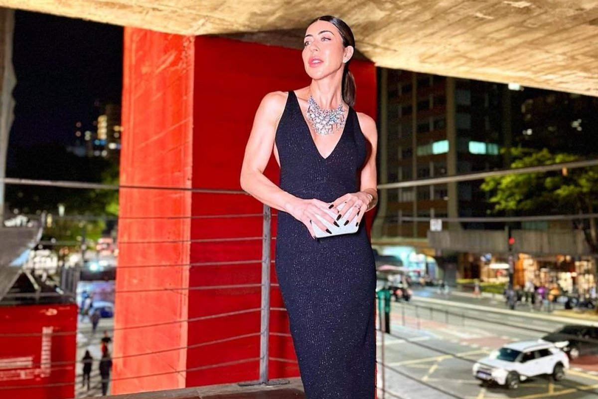 Carol Bassi usa colar desenhado por Lina Bo Bardi e recriado pela Talento Joias na ª9 edição da MASP Festa!