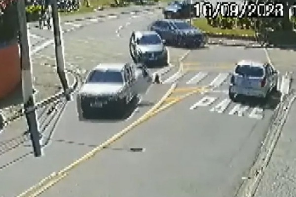 Criança cai de carro em rua movimentada no interior de São Paulo