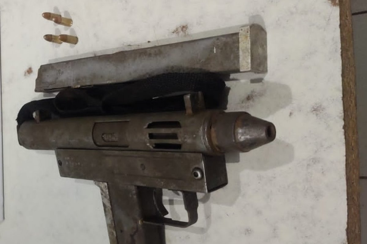 PM apreende submetralhadora artesanal no bairro de Costa Azul, em Salvador