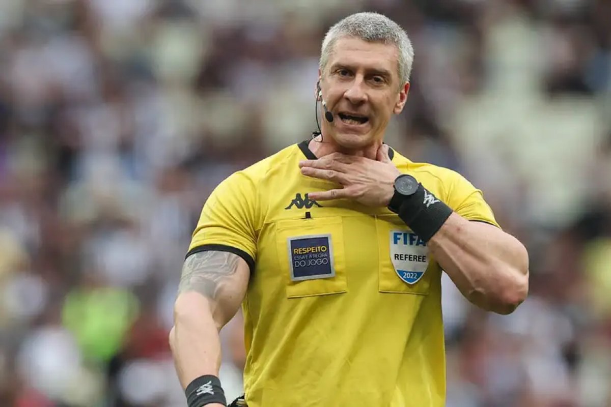 Daronco no Sauditão? Árbitro brasileiro vai apitar partida de Cristiano Ronaldo contra time de Roberto Firmino