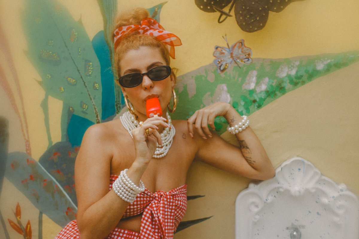 Clara Valverde lança “Que mal que tem”, sambinha moderno com timbres de lo-fi!