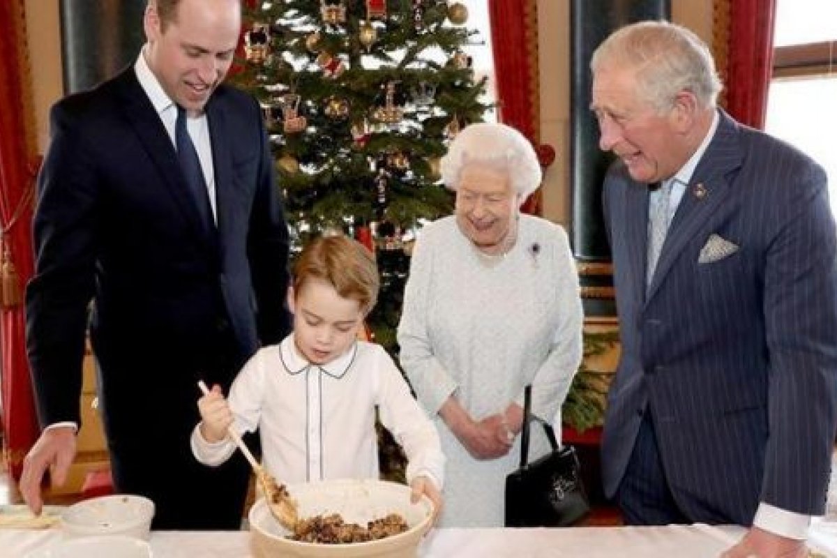 Família Real britânica reúne 4 gerações em foto de Natal
