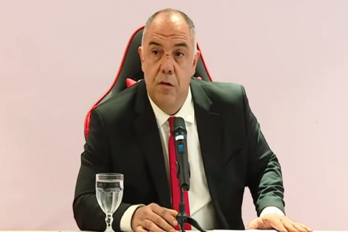 Vice-Presidente do Flamengo explica motivo de briga com torcedores em coletiva
