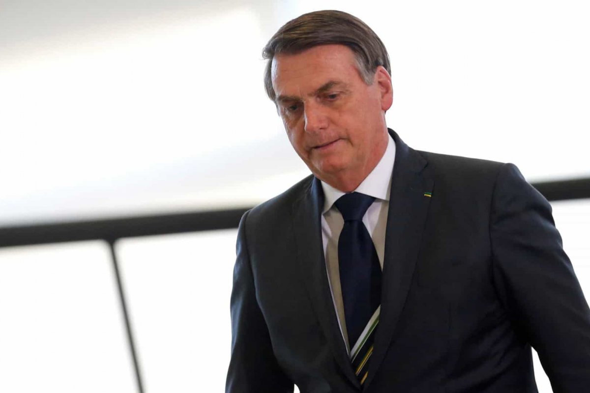 Após acidente doméstico, Bolsonaro tem alta e deixa hospital