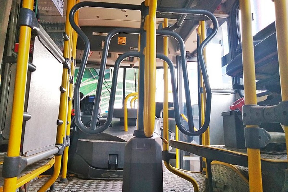 Ônibus deixam de circular e escolas têm atividades suspensas após operação policial em Águas Claras