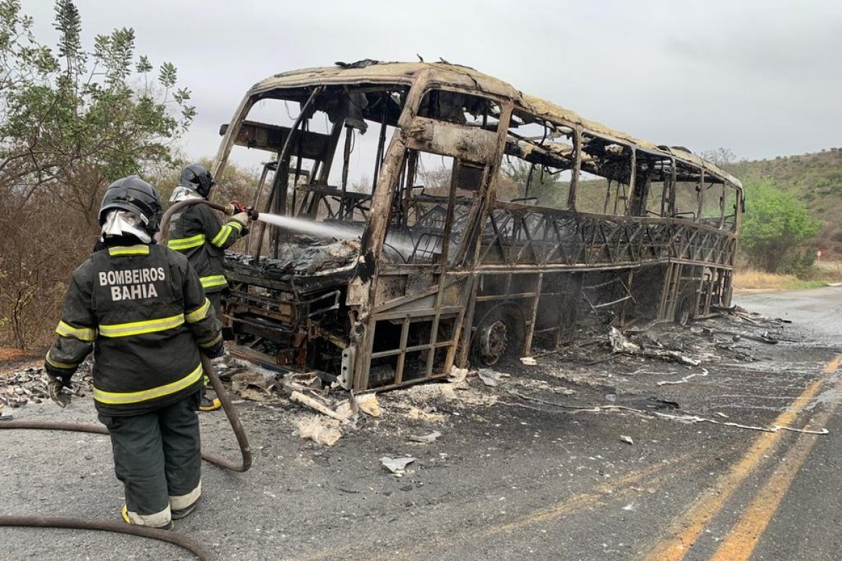 Ônibus do Exército fica destruído após incêndio no sudoeste da Bahia