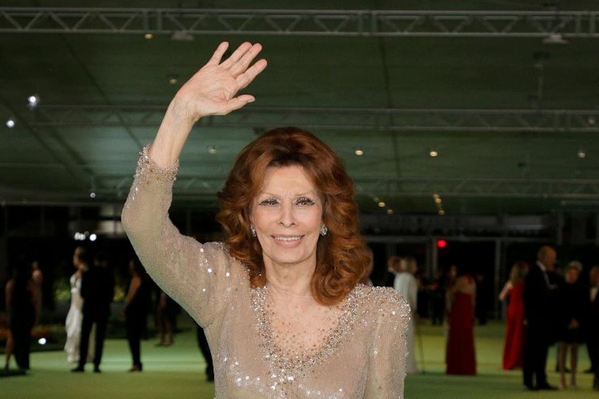 Atriz italiana Sophie Loren é submetida a cirurgia de emergência após acidente doméstico