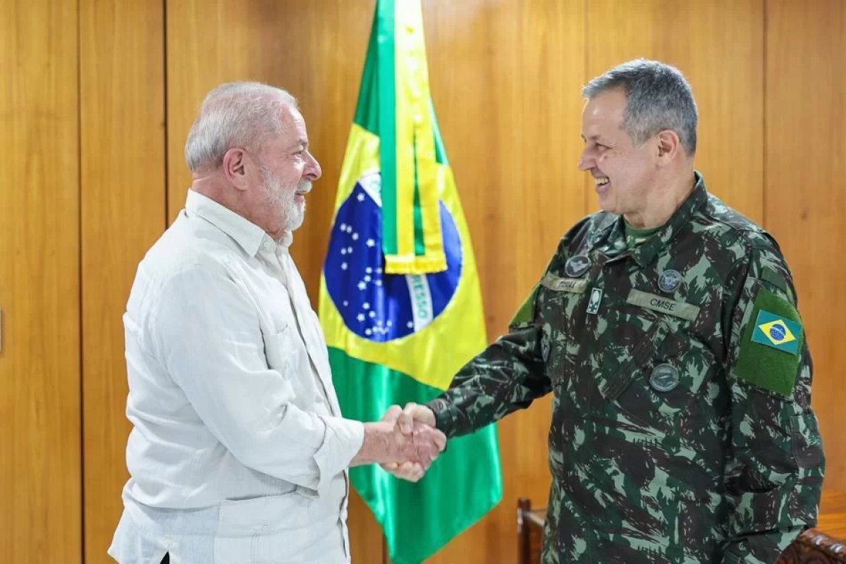 Comandante do Exército afirma que força "cumpriu a lei garantindo posse de Lula"