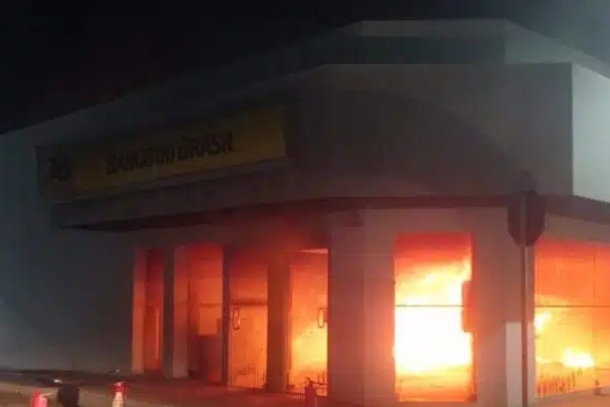 Agência do Banco do Brasil fica destruída após incêndio no oeste da Bahia