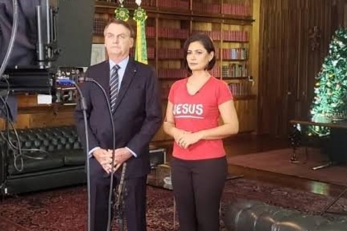 Ao lado de Michelle,  Bolsonaro diz em pronunciamento  que ano termina 'sem denúncias de  corrupção'