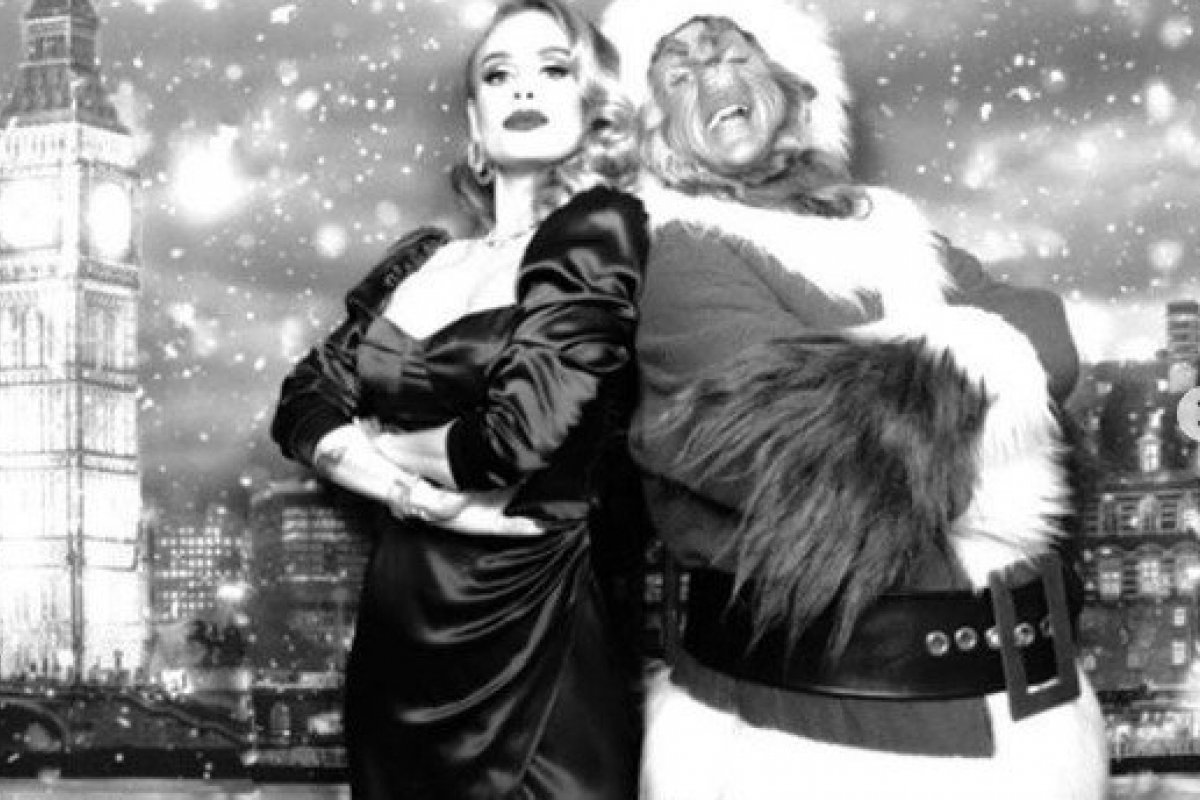 Adele aparece magérrima ao lado do Papai Noel