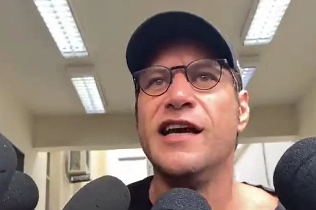 Vídeo: Ex-BBB Diego Alemão é preso por porte ilegal de arma e ataca a imprensa e Bruno de Lucca ao deixar o local