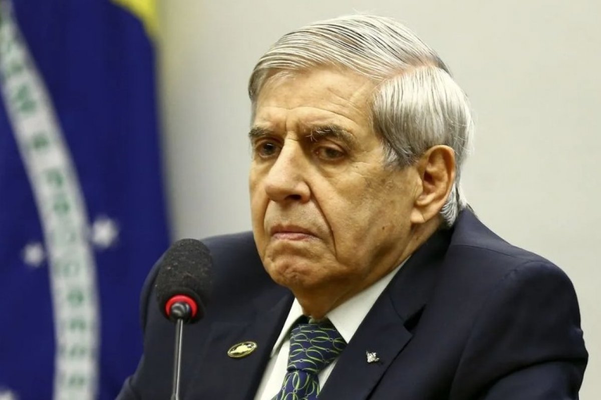 Vídeo: general Augusto Heleno se irrita com questionamento de relatora e xinga durante depoimento