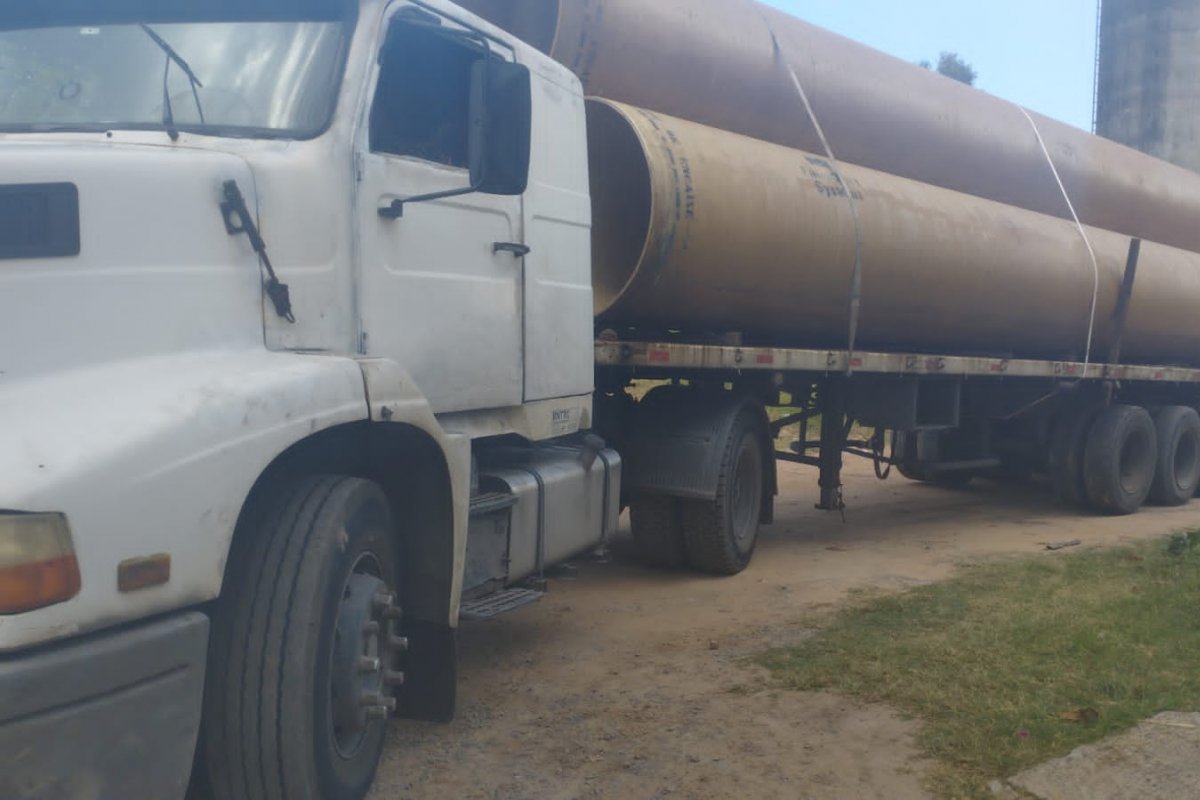 Caminhão com 40 tubos de PRFV é apreendido em Piatã