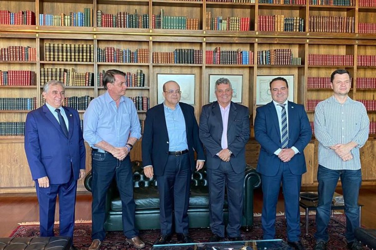 Bolsonaro assina MP que reajusta em 8% salários de policiais