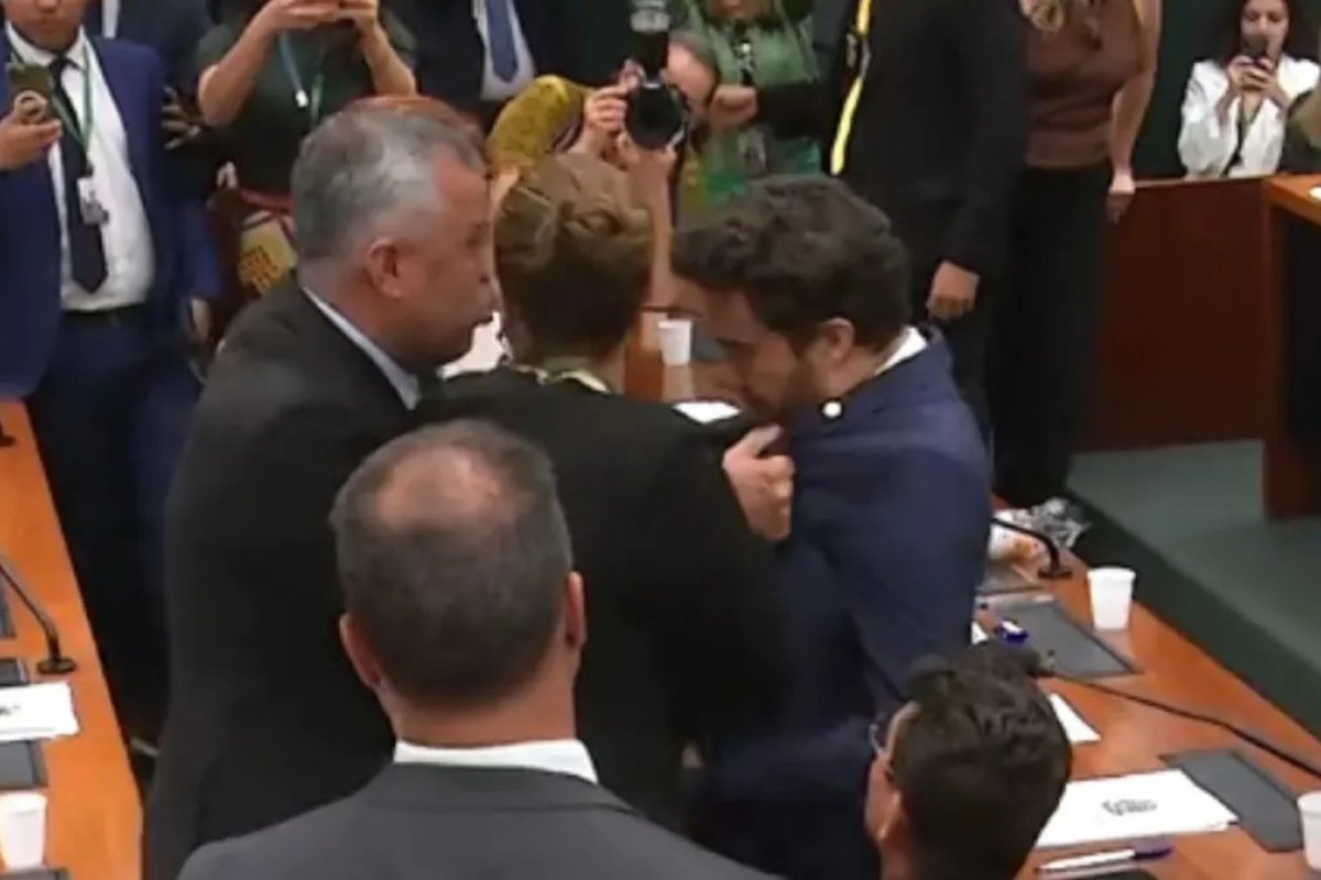 Vídeo: Janones discute com deputados e é empurrado por Evair de Melo