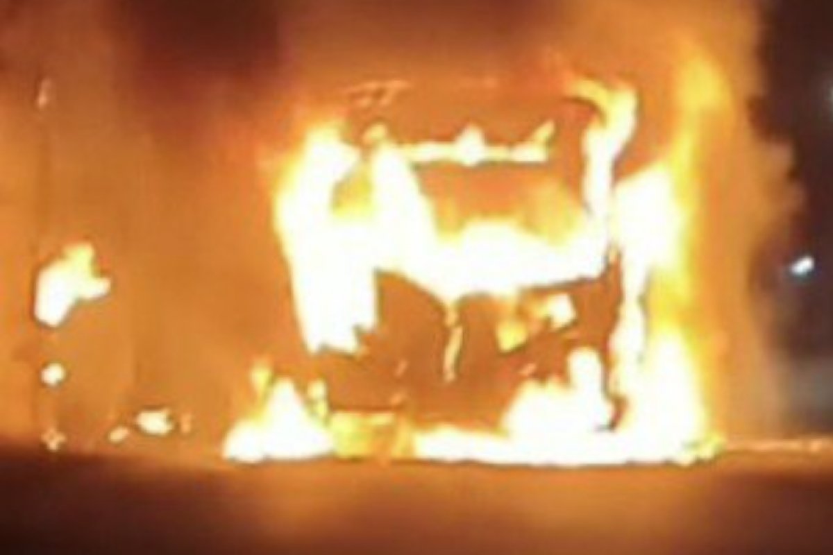 Vídeo: Criminosos invadem e incendeiam ônibus no bairro de Paripe, em Salvador