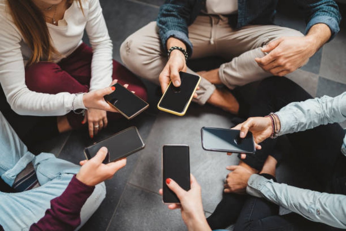 Estudo alerta que adolescentes recebem mais de 200 notificações diárias em seus celulares