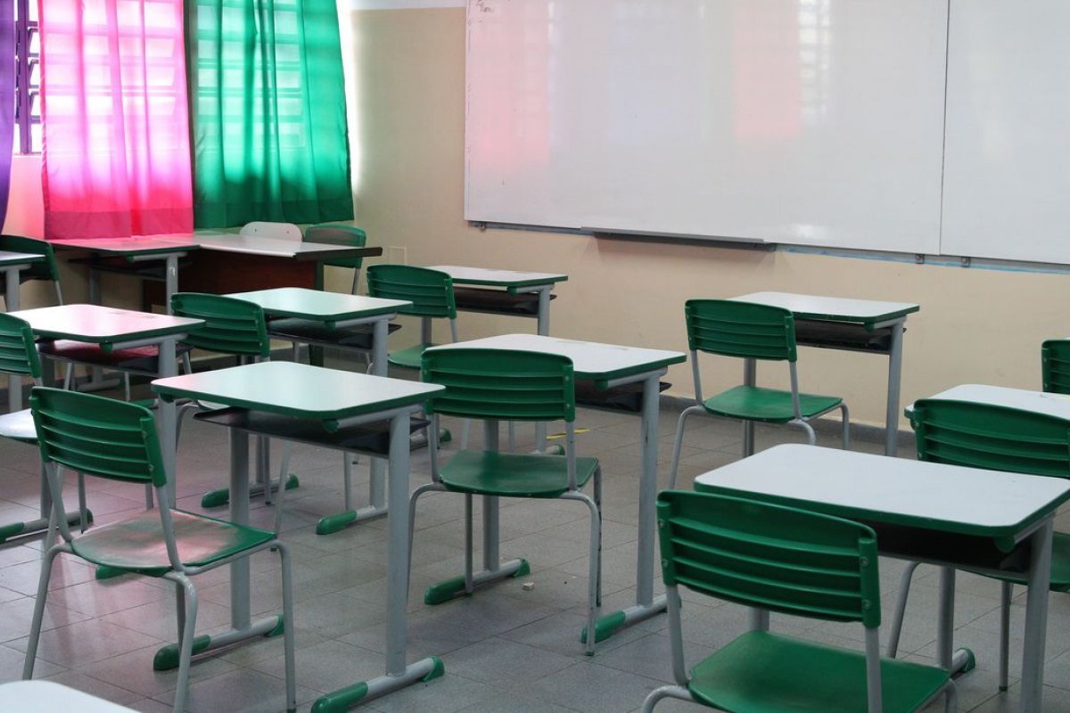 Vídeo: Professora é demitida por ensinar linguagem neutra em sala de aula