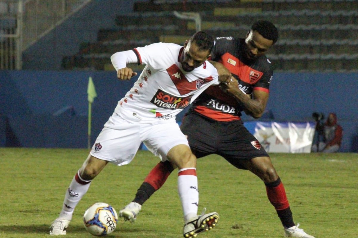 Vitória é goleado e segue na lanterna da Série B