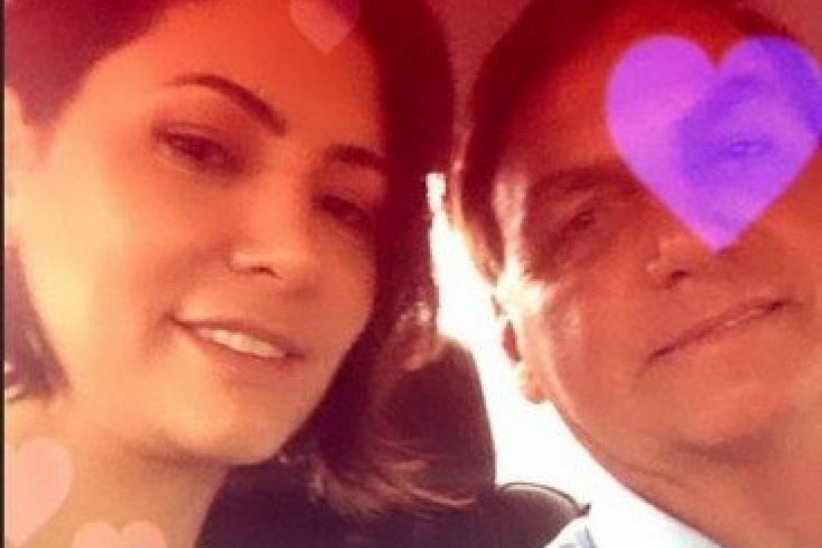 Após receber alta, Jair Bolsonaro aparece em foto com Michelle