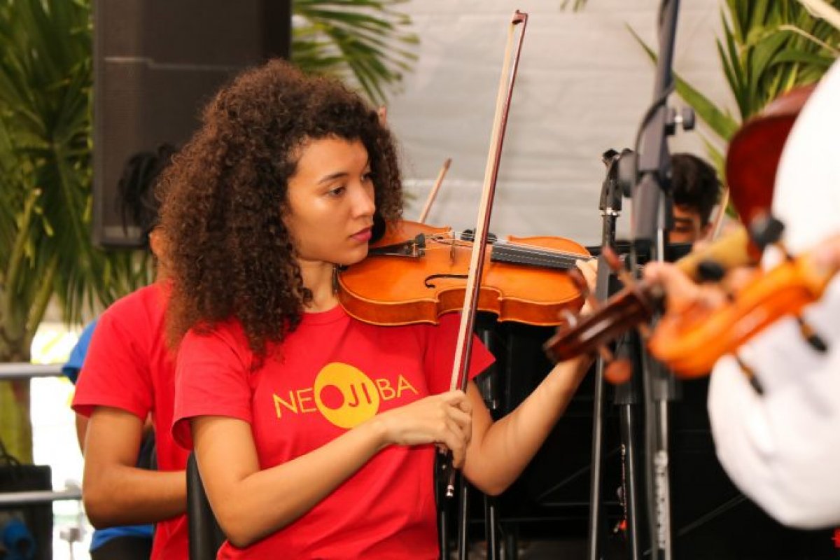 Neojiba faz apresentação durante campanha Cantando por Vidas