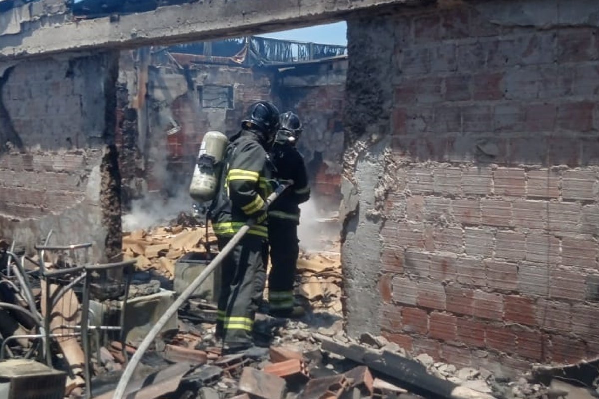 Bombeiros controlam incêndio em estabelecimento comercial em Catu