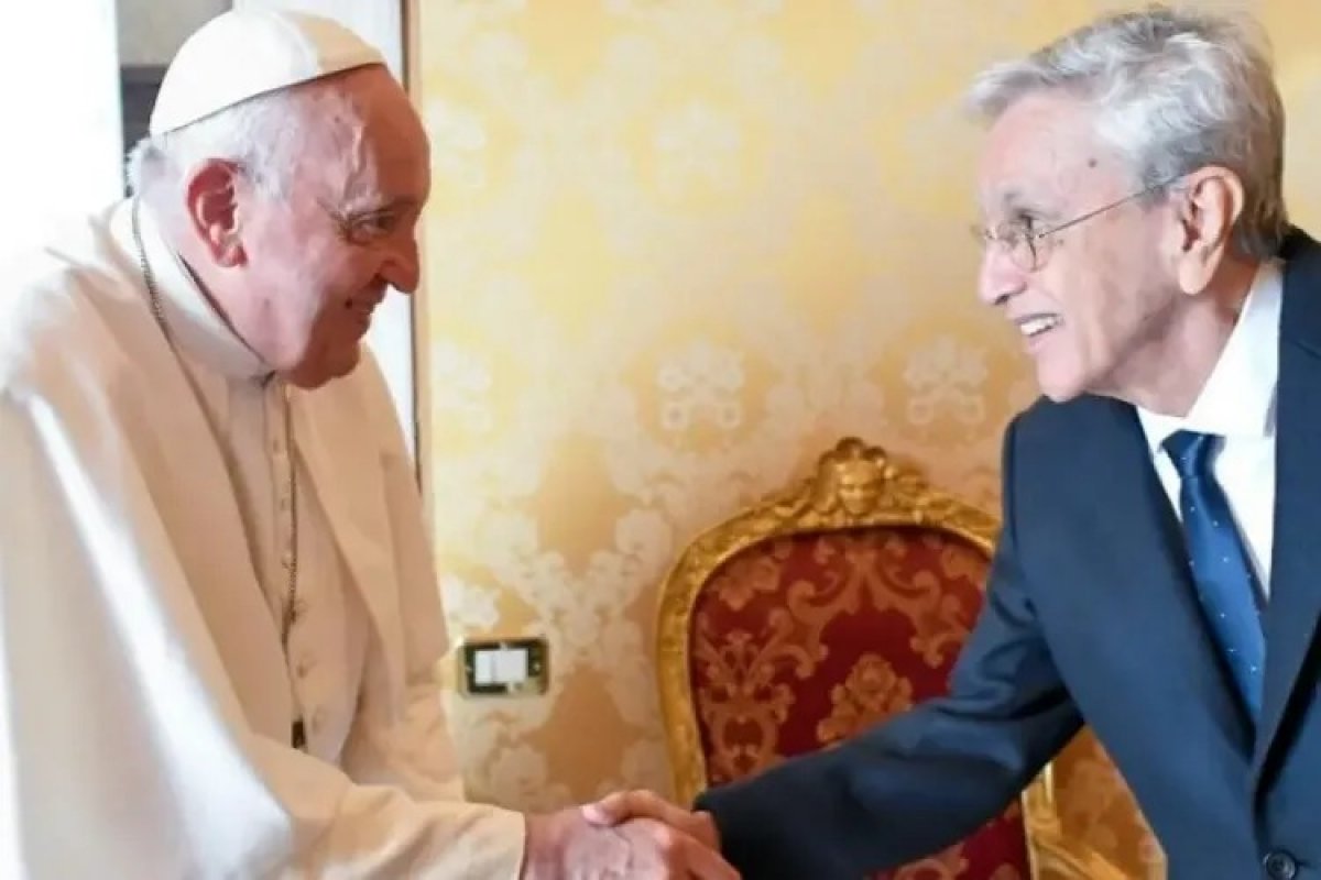 Vídeo: Caetano Veloso recebe benção de Papa Francisco no Vaticano