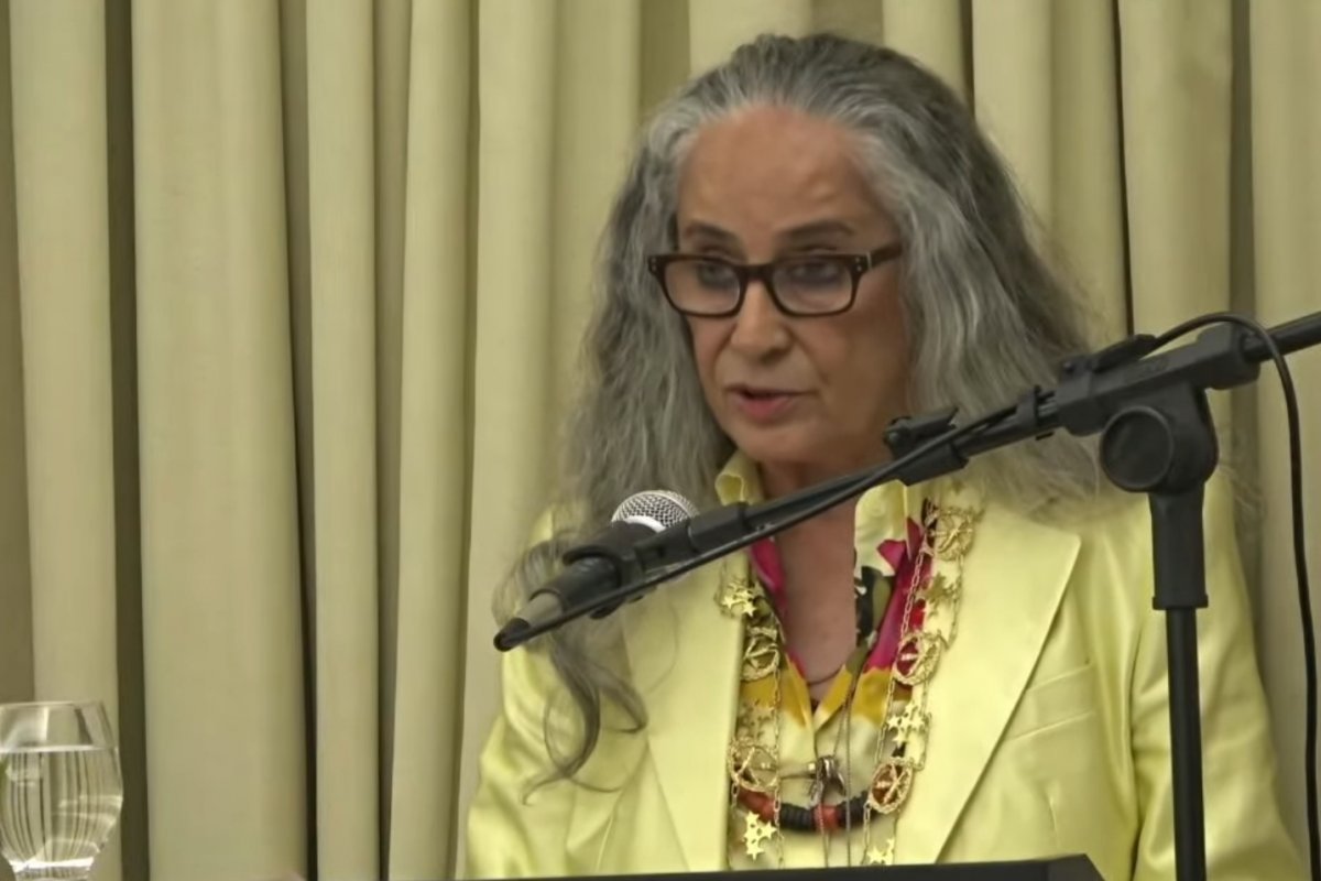 Vídeo: Hino nacional é cantado por Maria Bethânia durante a posse de Barroso na presidência do STF