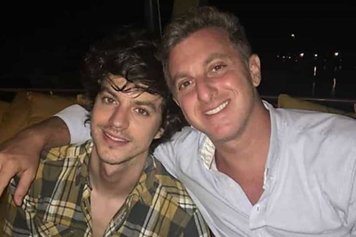 Irmão de Luciano Huck sai do armário e apresenta o namorado