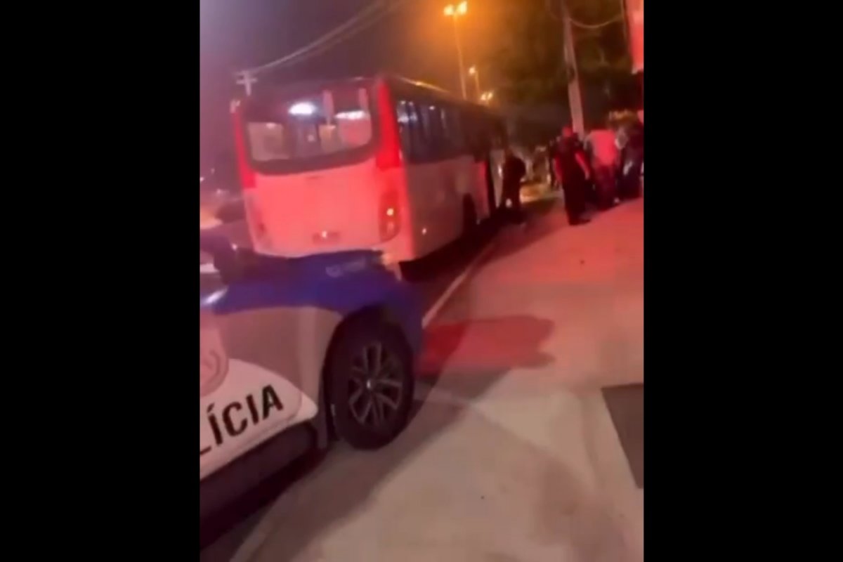 Vídeo: granada caseira é jogada em ônibus durante arrastão no Rio de Janeiro
