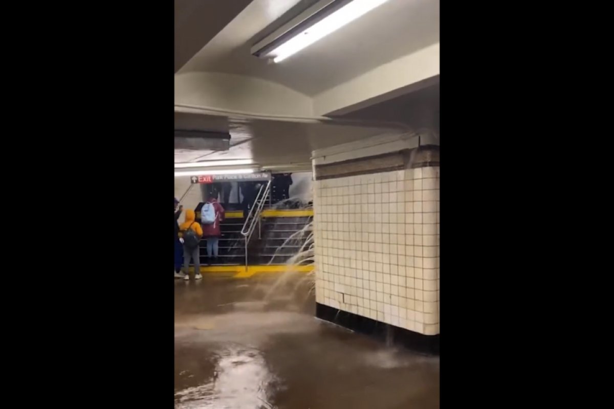 Vídeo: metrô de Nova York tem circulação interrompida após inundação causada por chuva forte