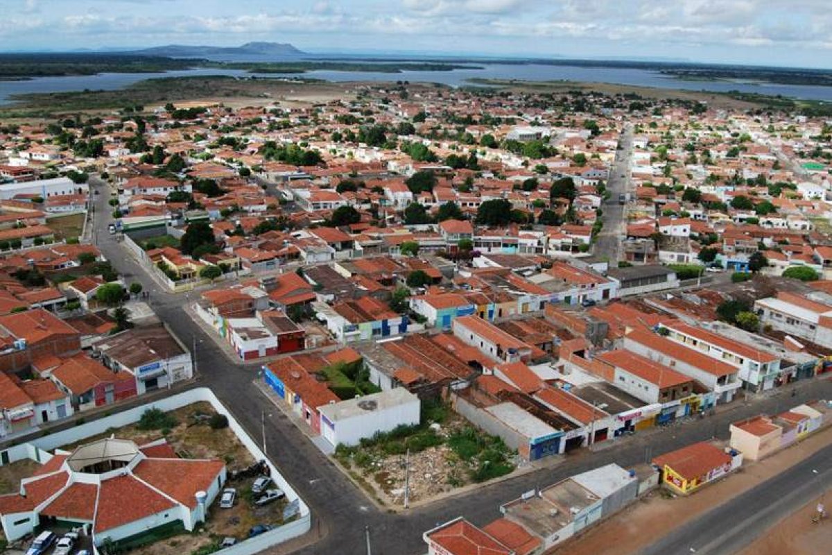 Bebê morre e tia fica ferida após homem colocar fogo neles durante festa na Bahia