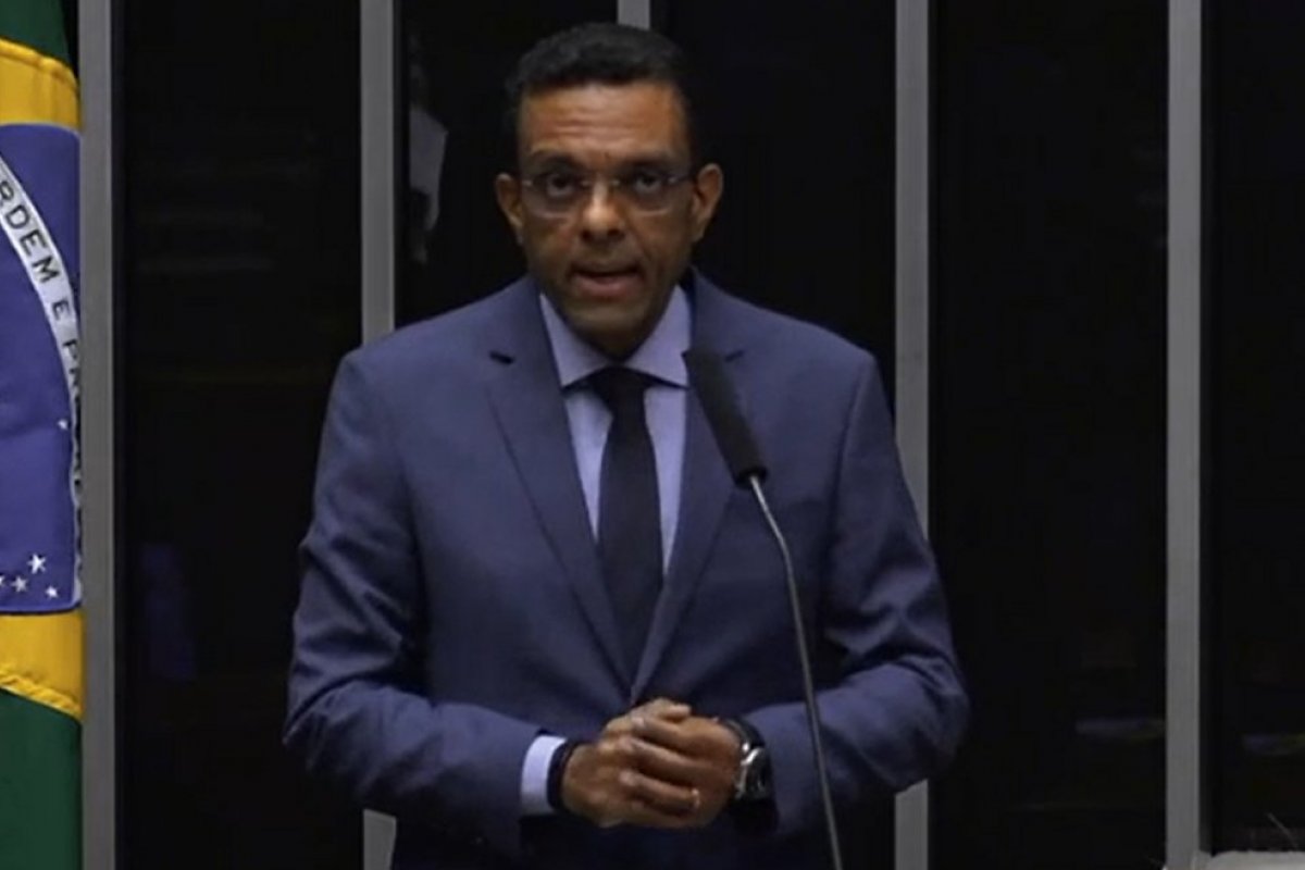 Vídeo: deputado federal diz que a comunidade LGBTQIA+ está “maquiando" candidatos ao Conselho Tutelar